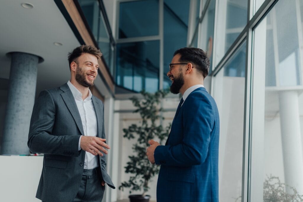 Zwei Geschäftsleute unterhalten sich freundlich